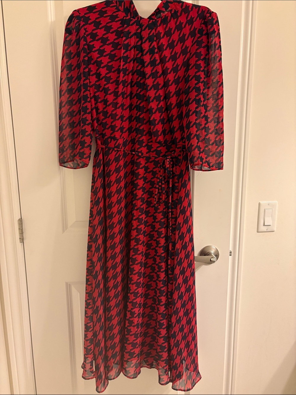 Gabby Skye Red and Black Houndstooth Tie-Neck Midi Dress - Picture 3 of 6